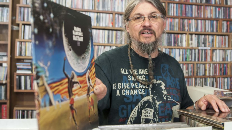 Sběratel vinylů Petr Rákosník s deskou Sextant Herbieho Hancocka