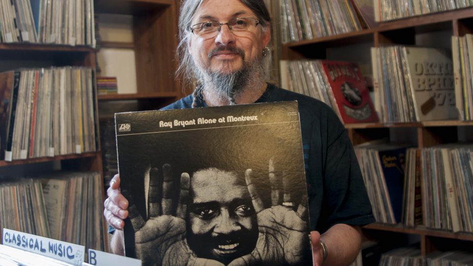 Sběratel vinylů Petr Rákosník s deskou Raye Bryanta