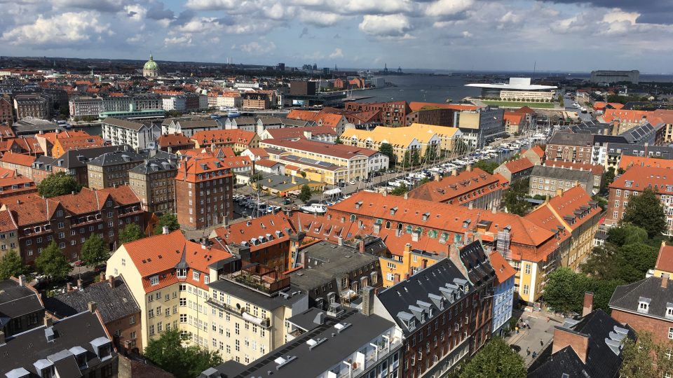 výhled na Christianshavn z věže kostela Našeho spasitele v pozadí vpravo budova kodaňské opery vlevo kopule Marmokirken.
