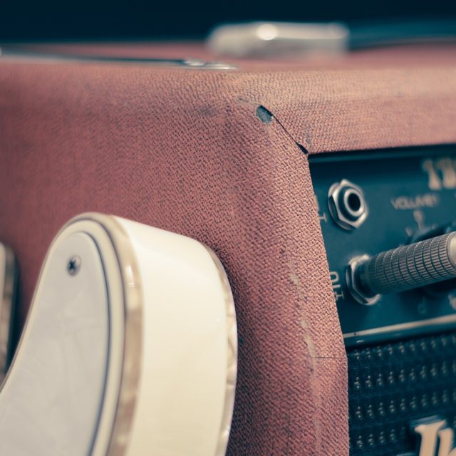 Zesilovač s kytarou | foto:  Free-Photos,  Pixabay CC0 Creative Commons