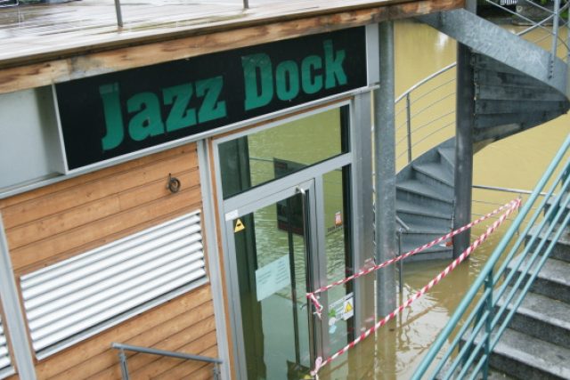 Zatopený pražský klub Jazz Dock,  3. 6. 2013 | foto: Petr Vidomus,  Český rozhlas