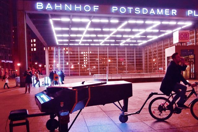 Berlínský pianista táhne klavír na kole: ilustrační foto | foto: Fotobanka Profimedia