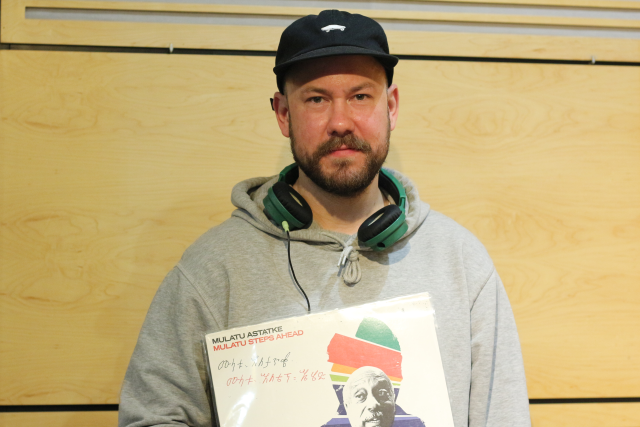 DJ Jeffology s deskou Mulatu Astatkeho | foto: Petr Vidomus,  Český rozhlas