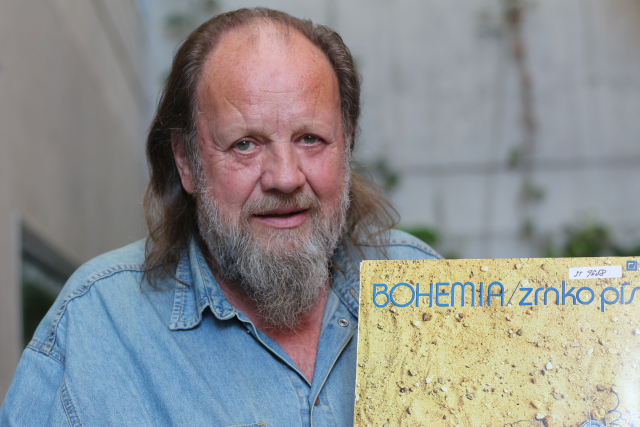Lešek Semelka s deskou kapely Bohemia | foto: Petr Vidomus,  Český rozhlas