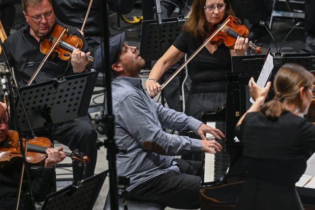 Tomáš Sýkora s orchestrem | foto: Vít Šimánek
