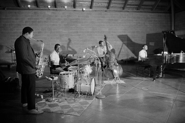 John Coltrane Quartet při nahrávání desky Both Directions at Once: The Lost Album ve studiu Rudyho Van Geldera 6. března 1963. | foto: Jim Marshall