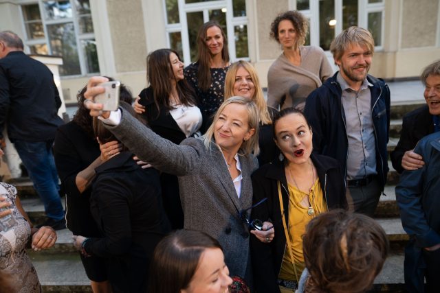  (Veronika Vítová a Alice Bauer při focení selfie | foto: Jiří Šeda